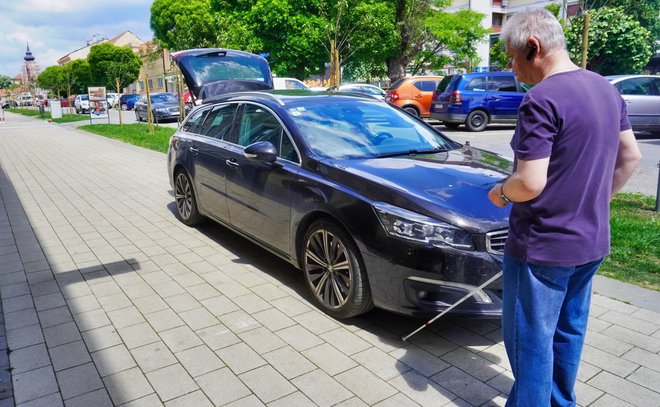 Makar nakratko, nepropisno ostavljen automobil stvara problem slijepoj osobi/Foto: Tomislav Kukec/ MojPortal.hr