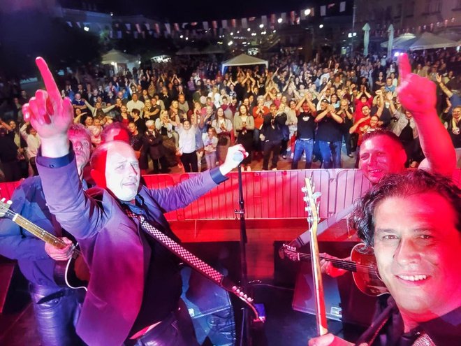 Gazde su na kraju koncerta napravili selfie s publikom u Daruvaru/Foto: Gazde