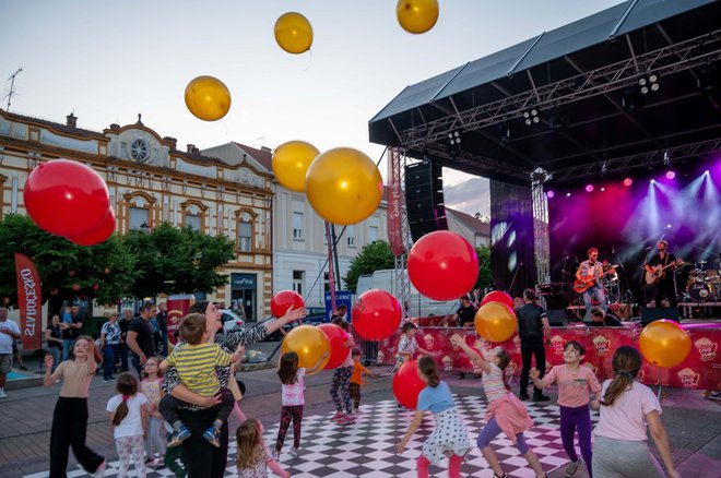 Divovski baloni razveselili su djecu na nastupu Cat Pawsa/Foto: Predrag Uskoković/Grad Daruvar