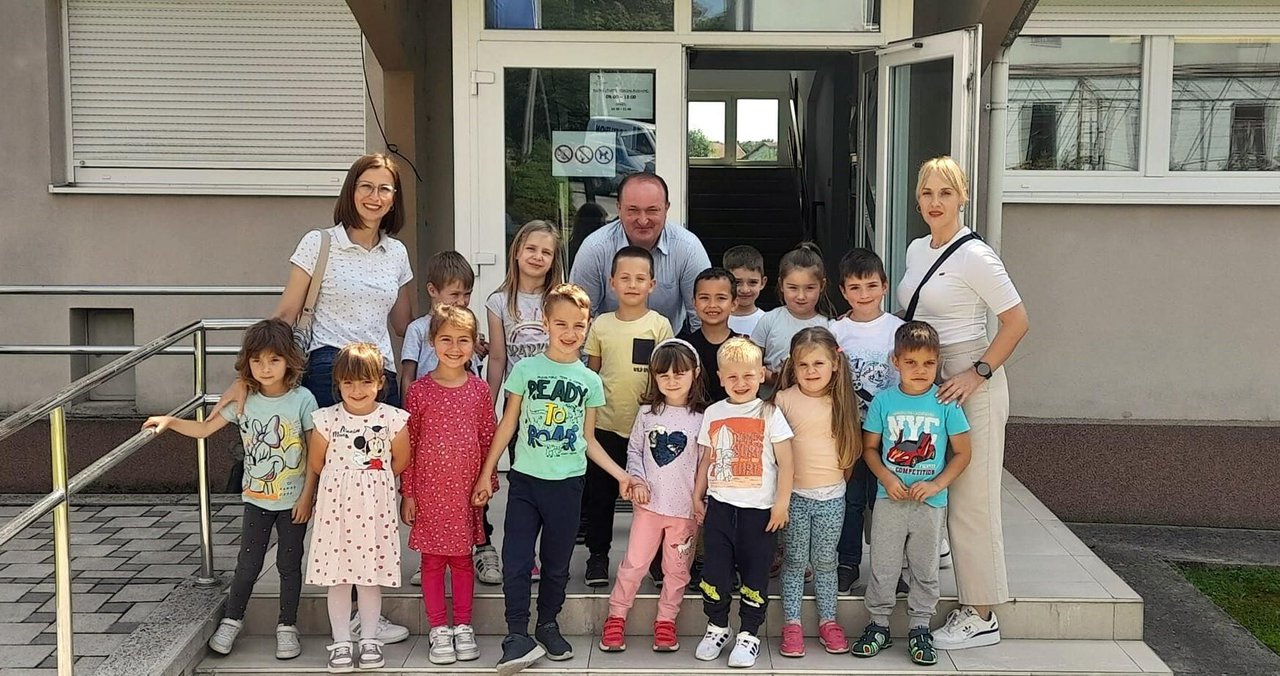 Fotografija: Gradonačelnik Josip Bilandžija s najmlađim sugrađanima/Foto: Grad Garešnica