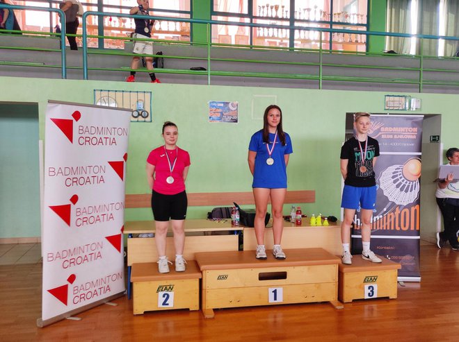 Iva i Nika na postolju./Foto: Badminton klub Bjelovar