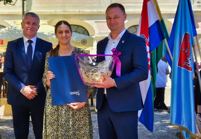 Direktorica Turističke zajednice Antonela Knezović primila je nagradu za traminac iz Iločkih podruma/Foto: Nikica Puhalo/MojPortal.hr