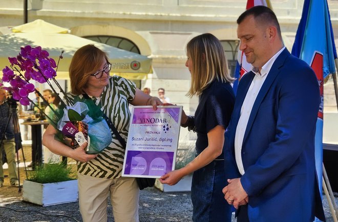 Suzana Jurišić, direktorica marketinga vinarije Daruvar dobila je priznanje za 25 godina rada u Organizacijskom odboru Vinodara/Foto: Nikica Puhalo/MojPortal.hr