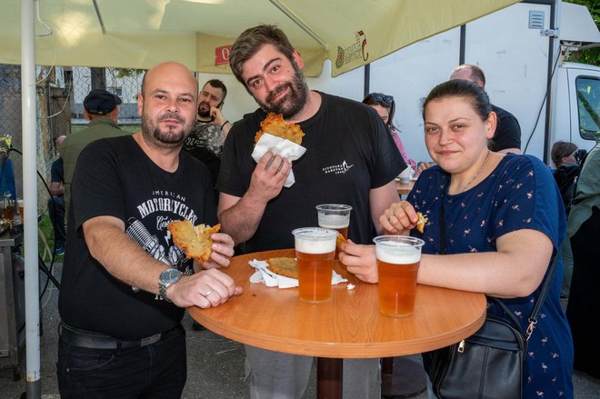 Daruvarski konobar Aco (lijevo) uživao je u pivu/ Foto: Predrag Uskoković/Grad Daruvar