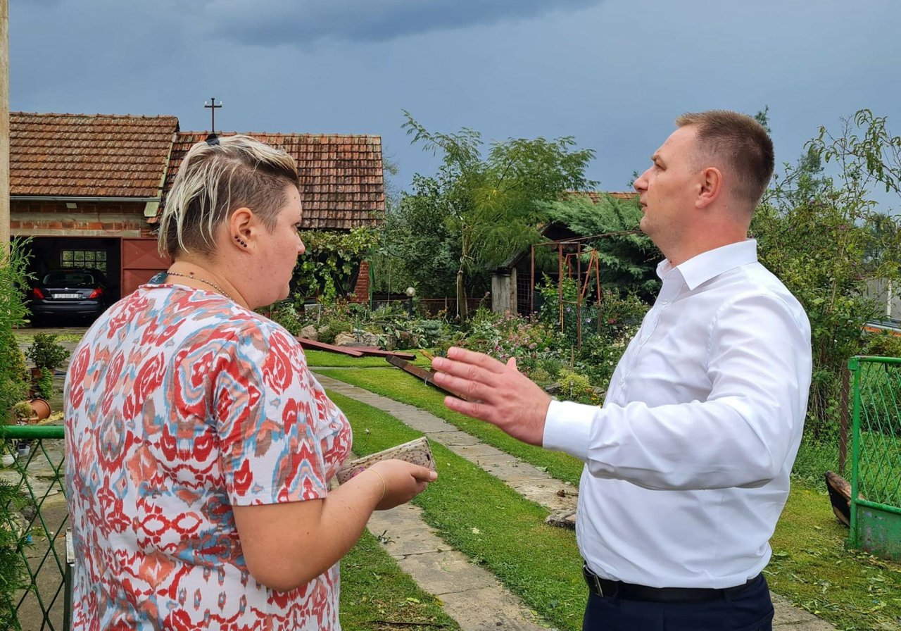 Fotografija: Župan Marko Marušić razgovara s Čazmankom kojoj je lani oštećena kuća /Foto: BBŽ