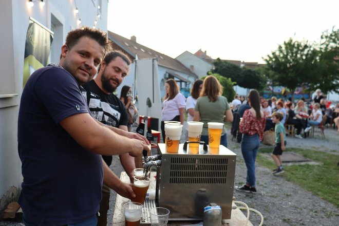 Ljetni pub kviz nezamisliv je bez piva/Foto: Gradska knjižnica Pakrac