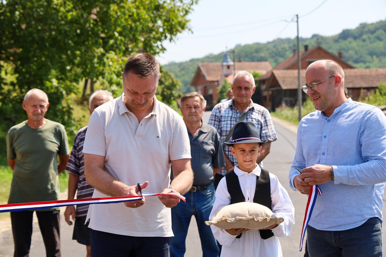 Fotografija: Župan Marko Marušić i načelnik Općine Šandrovac Darijo Halauš na svečanom otvorenju ceste/Foto: BBŽ