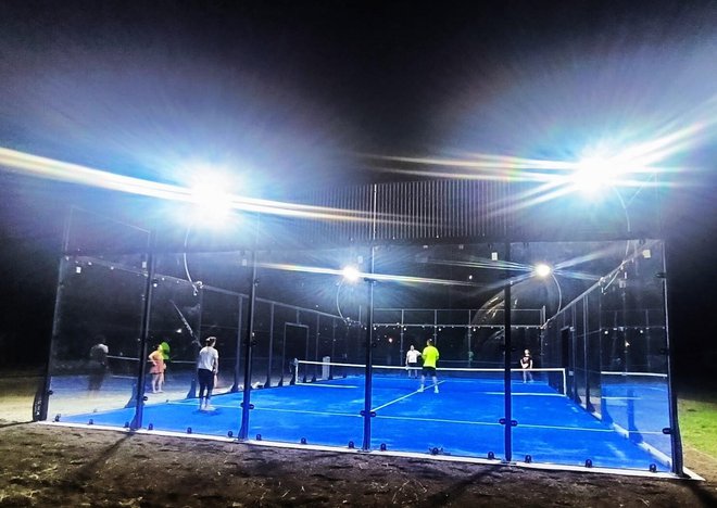 Padel se zbog postavljenih reflektora može igrati i noću/Foto: Jure Rosić