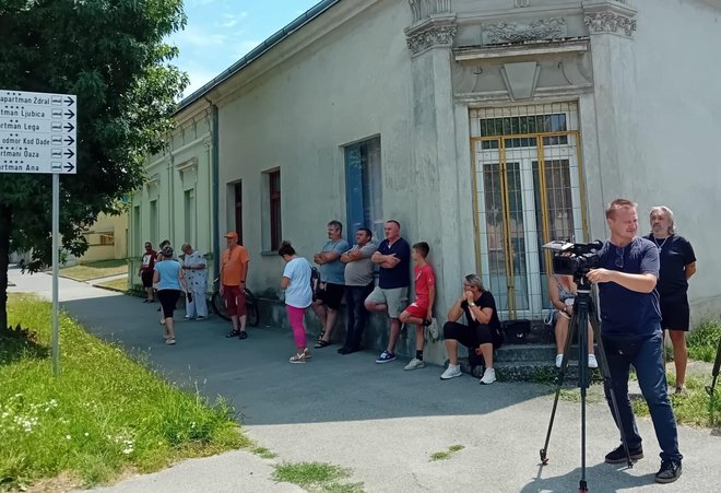 Na mjestu zločina brzo su došli i članovi obitelji korisnika doma, TV ekipe i građani/Foto: MojPortal.hr