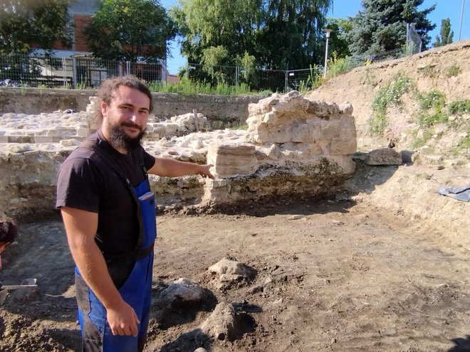 Krešimir Vacek pokazuje zid u kojem je pronađen vrijedan zlatni dukat/Foto: Mario Barać