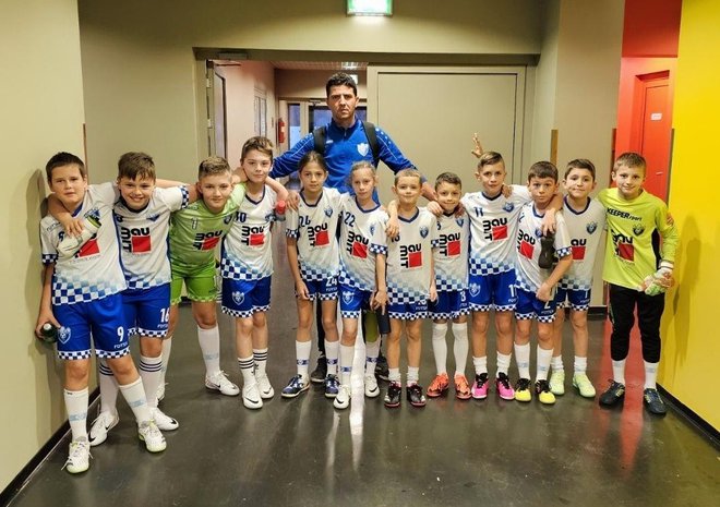 Flavio i Ivano sa suigračima kategorije U11 i trenerom Leovcem /Foto: Privatni album