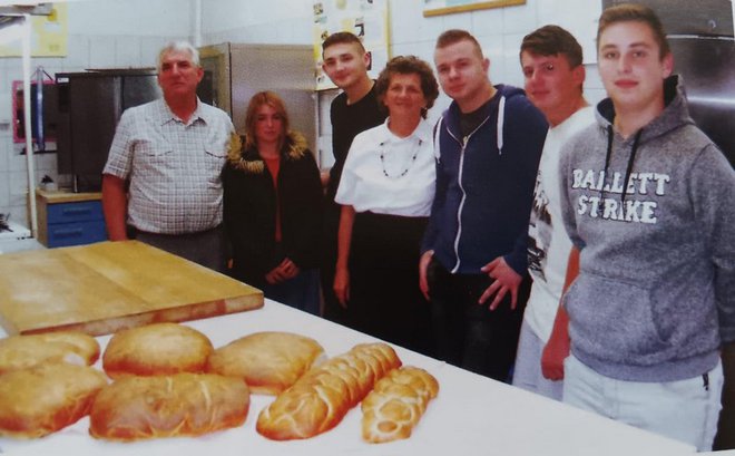 Obitelj se okupila da proslavi kraj školovanja Marka Puljka, Ivanovog unuka, za pekara/Foto: Privatni album