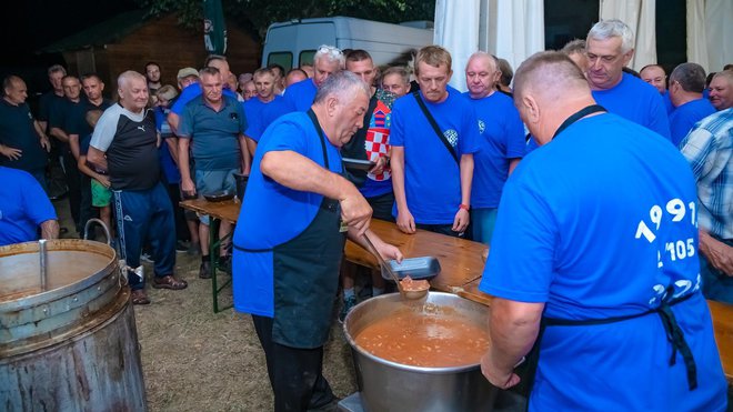 Podijeljeno je 200 litara vojničkog graha/Foto: Grad Čazma (Davor Kirin)