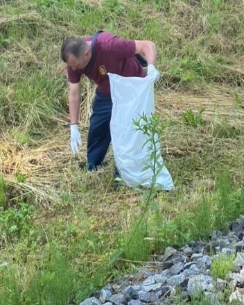 Nikola Brletić u akciji čišćenja smeća koju je organizirala daruvarska HVIDR-a/Foto: HVIDR-a