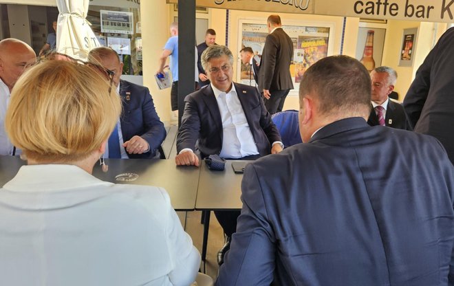 Premijer Andrej Plenković s Vandom Cegledi i Damirom Lneničekom u Caffer baru Kino/Foto: Nikica Puhalo/MojPortal.hr