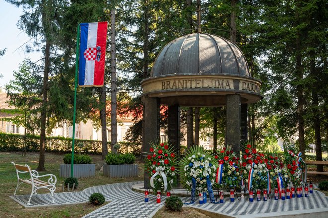 Vijenci na Spomeniku braniteljima Daruvara/Foto: Predrag Uskoković/Grad Daruvar