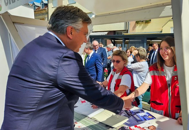 Premijer Andrej Plenković pozdravio je članove Crvenog križa/Foto: Nikica Puhalo/MojPortal.hr