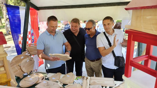 Župan Marko Marušić, ravnatelj Suvenir Arbora Zoran Polenus, načelnik Igor Supan i saborski zastupnik Veljko Kajtazi u obilasku štandova/Foto: Nikica Puhalo/MojPortal.hr