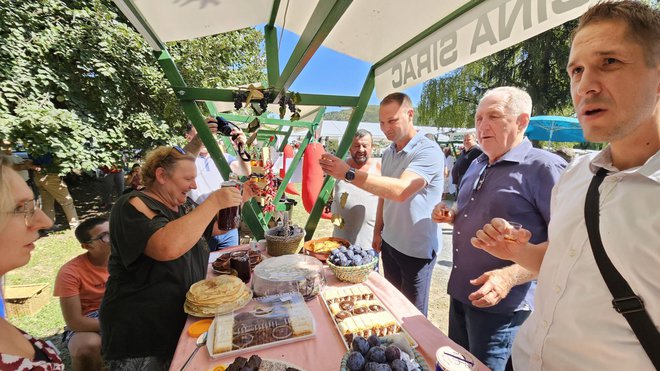 Degustacija rakije bila je neizbježna/Foto: Nikica Puhalo/MojPortal.hr