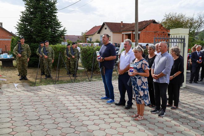 Članovi obitelji stradalih položili su vijence i zapalili svijeće/Foto: BBŽ