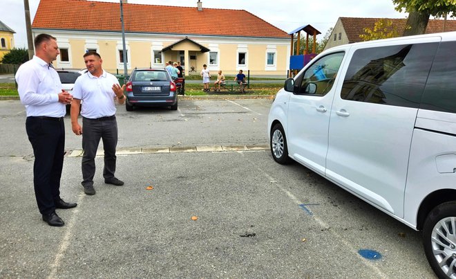 Župan Marušić i ravnatelj škole Janomir Vrabec razgledavaju kombi/Foto: Nikica Puhalo/MojPortal.hr