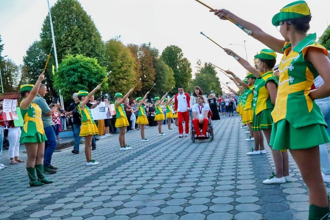 Prolazak kroz špalir mažoretkinja/Foto: BBŽ