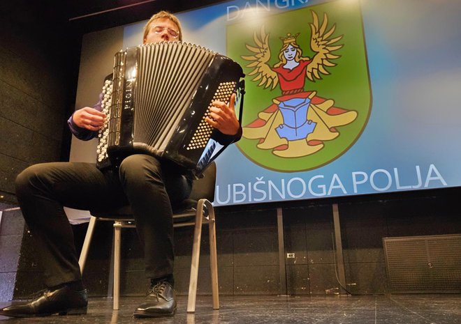 Matija Ulbrih, polaznik Muzičke akademije u Puli, izveo je prigodnu glazbenu točku/Foto: Nikica Puhalo/MojPortal.hr