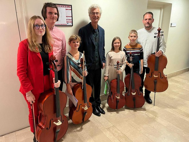 Bjelovarski učenici i Thomas Demenga, švicarski violončelist i skladatelj/Foto: Glazbena škola Vatroslava Lisinskog Bjelovar