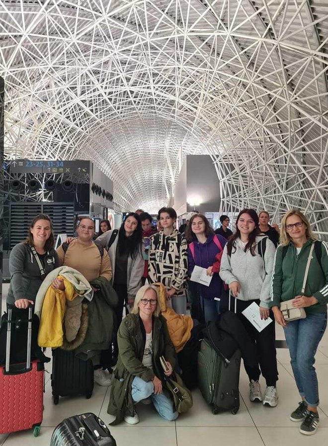 Na aerodromu s bivšim učenicima i kolegama/Foto: Dinka Kavalir