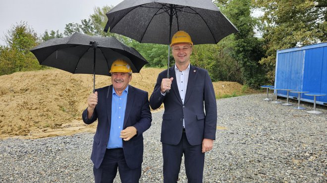 Gradonačelnik Zlatko Mađeruh i župan Marko Marušić na gradilištu nisu skrivali sreću zbog gradnje Centra za starije/Foto: Nikica Puhalo/MojPortal.hr