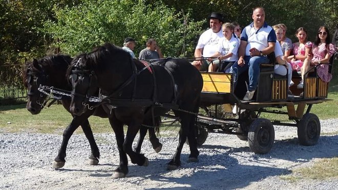 Ponosni djed Siniša s unučicom Emom/Foto: Anita Perić