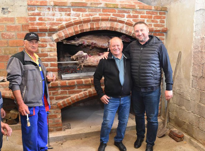 Mještani s dogradonačelnikom Brajdićem/Foto: Grad Bjelovar