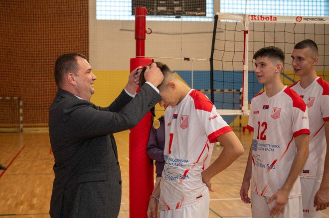 Gradonačelnik Daruvara Damir Lneniček podijelio je medalje odbojkašima/Foto: Predrag Uskoković/Grad Daruvar