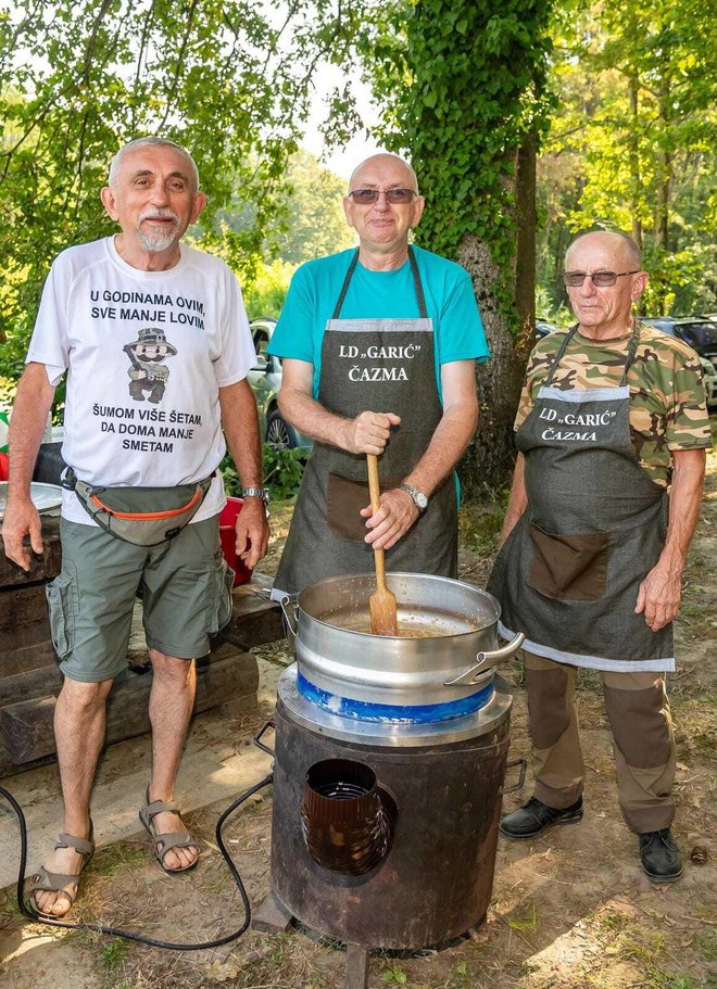 Mladen Kolenc (u sredini) pozna svaki pedalj moslavačkih šuma/Foto: HPD Garjevica