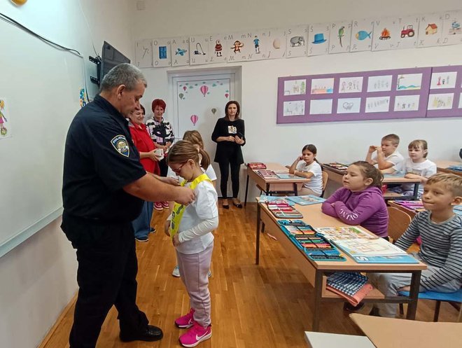 Svaki učenik dobio je prsluk i bojanku/Foto: Grad Grubišno Polje