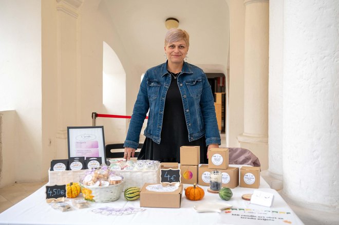 Martina Bećirović pravi unikatne mirisne svijeće u sklupu svog obrta MB - candle art/Foto: Predrag Uskoković/Grad Daruvar