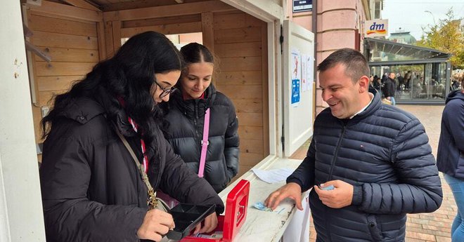 Hrebak je kupio i ulaznicu za večerašnju utakmicu i pozvao sve sugrađane da dođu u 19 sati u dvoranu Europskih prvaka i podrže naše rukometašice na njihovom europskom putu/Foto: Grad Bjelovar