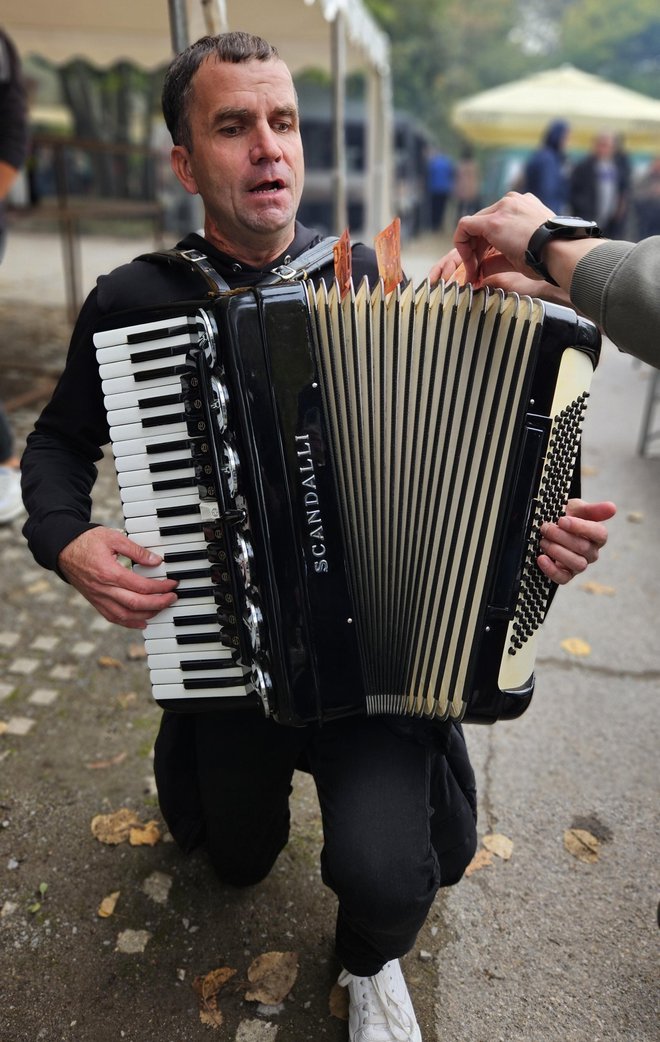 Harmonikaš je zabavljao posjetitelje, a oni su ga nagrađivali/Foto: Nikica Puhalo/MojPortal.hr