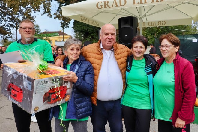 Pobjednička ekipa Ajvar festa s gradonačelnikom Vinkom Kasanom/Foto: Compas