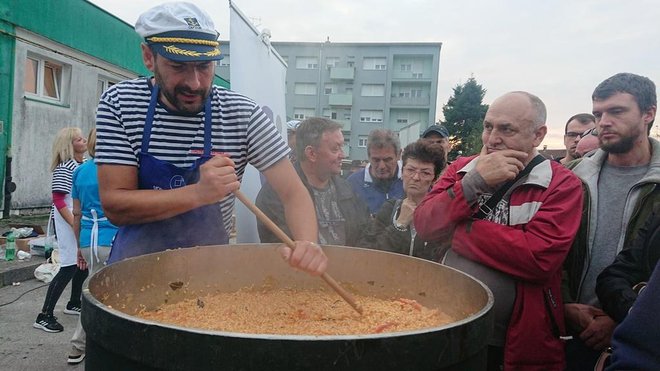 Ivan Čudina iz Trogira završava rižot od plodova mora/Foto: Mario Barać