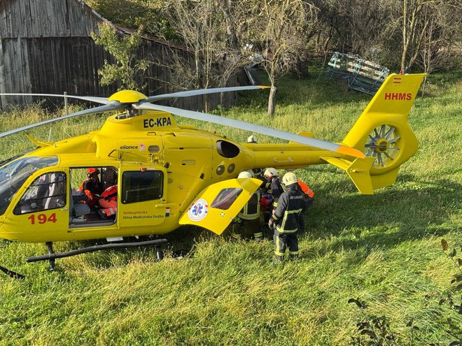 Unošenje unesrećenog vozača kamiona u helikopter/Foto: Goldy