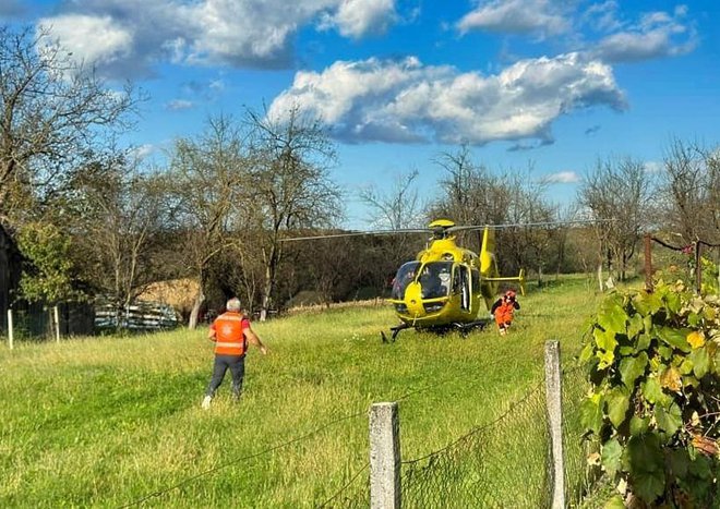 Helikopter koji je došao po teško ozlijeđenog vozača kamiona je sletio u obližnje dvorište/Foto: Goldy