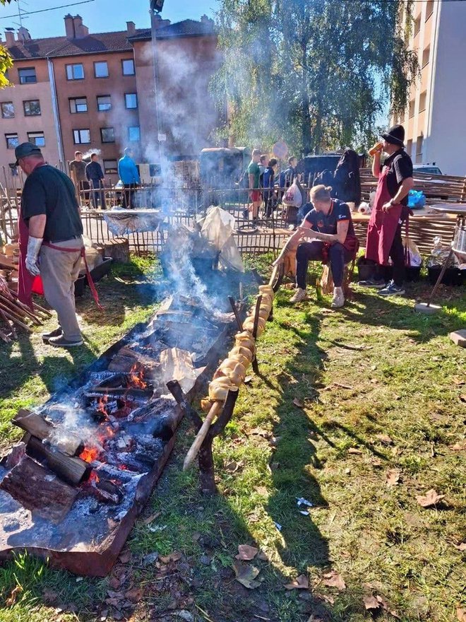 Kod Veprove glave pripremljeno je i podijeljeno oko 800 obroka /Foto: Mario Barać