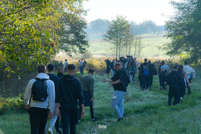 Pješačenje poljskim putovima bio je pravi izazov/Foto: Štefan Brajković