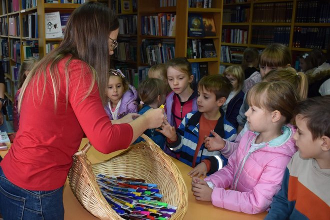 Mališani su sa zanimanjem proučavali sve u knjižnici/Foto: Gradska knjižnica Mato Lovrak