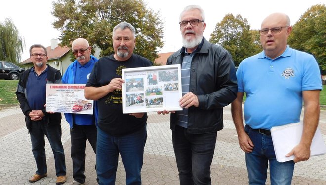 Ravnatelj SOS Dječjeg sela Ladimirevci i predsjednici oldtimer klubova/Foto: USV Bjelovar