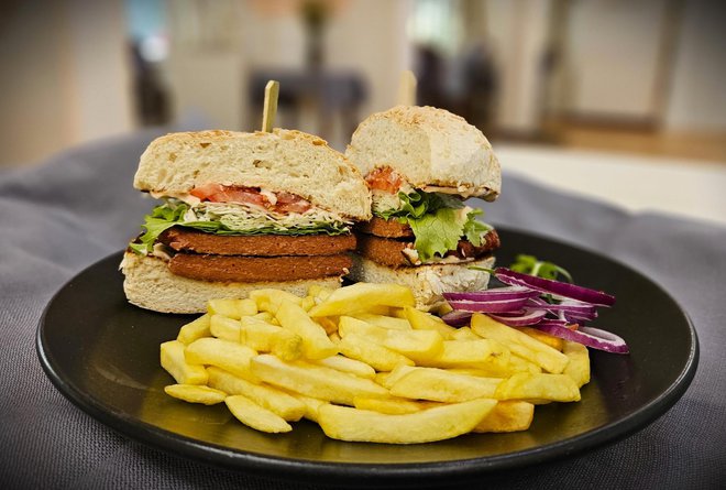 Vegetarijanski burger/Foto: Nikica Puhalo/MojPortal.hr