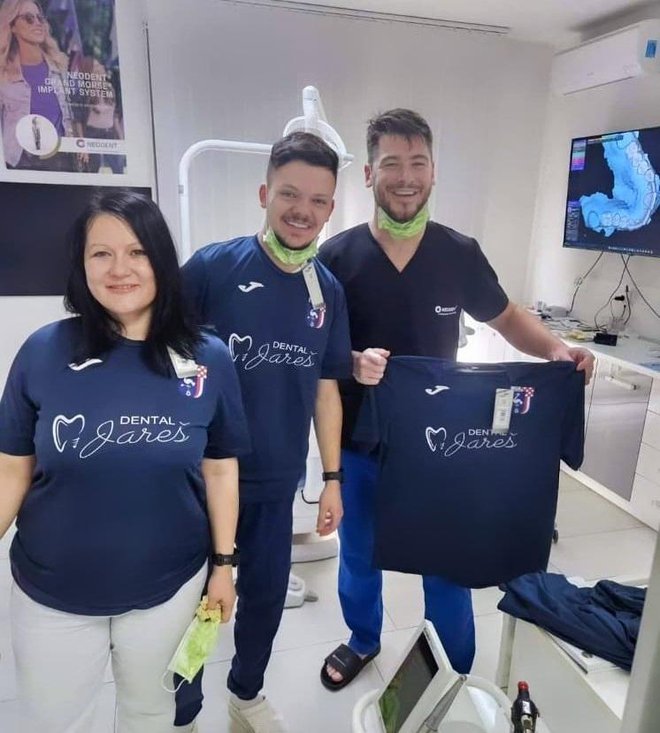 Igor Jareš (desno) sa svojim djelatnicima u Dental Jarešu i dresovima koje je kupio za mlađe uzraste HNK Daruvara/Foto: Privatni album