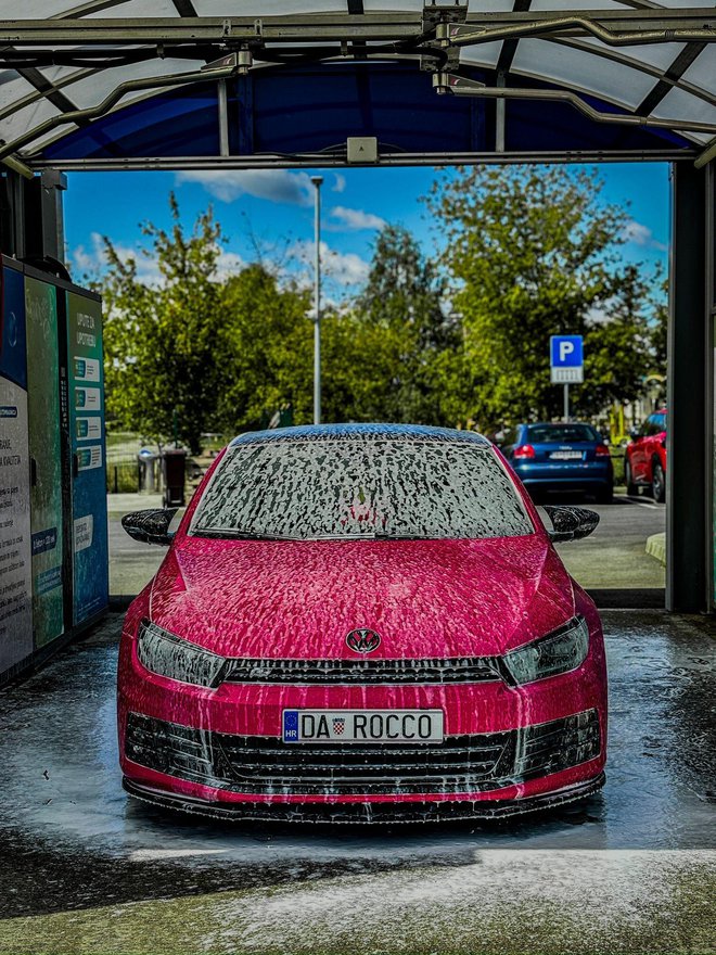 Šminkanje Rocca prije odlaska na susret automobilista/Foto: Doroteja Vinković