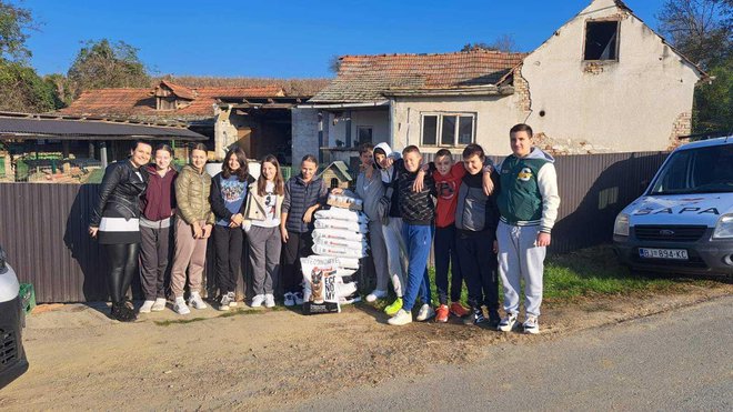 Vrijedna ekipa ispred Šape/Foto:OŠ Veliko Trojstvo